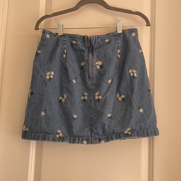 H&M Divided Daisy Embroidered Denim Skirt with Zipper - Picture 3 of 10